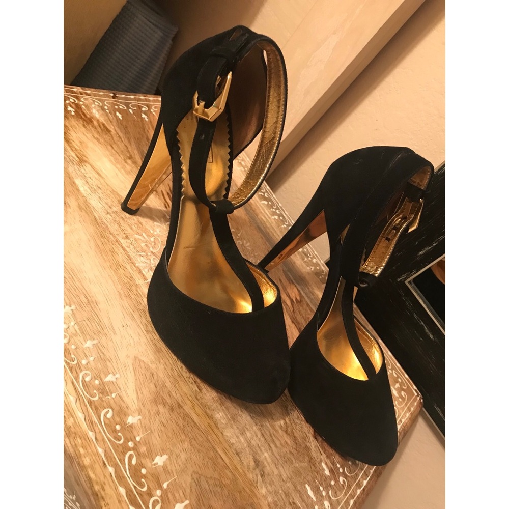 Report signature heels
